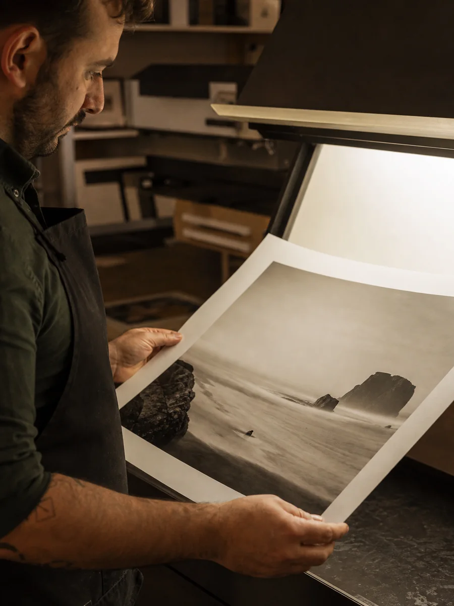 Controllo manuale di una stampa fotografica nel laboratorio